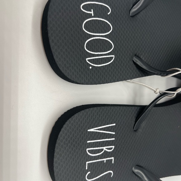 Rae Dunn women’s black flip flops - Picture 2 of 3